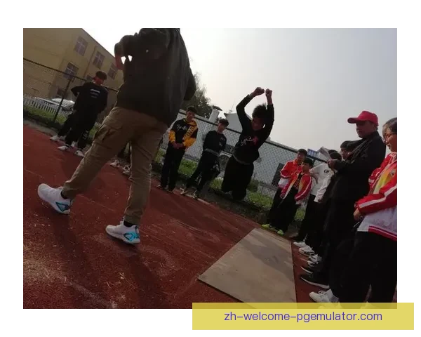 举重杯赛：铁血拼搏，力争一鸣惊人